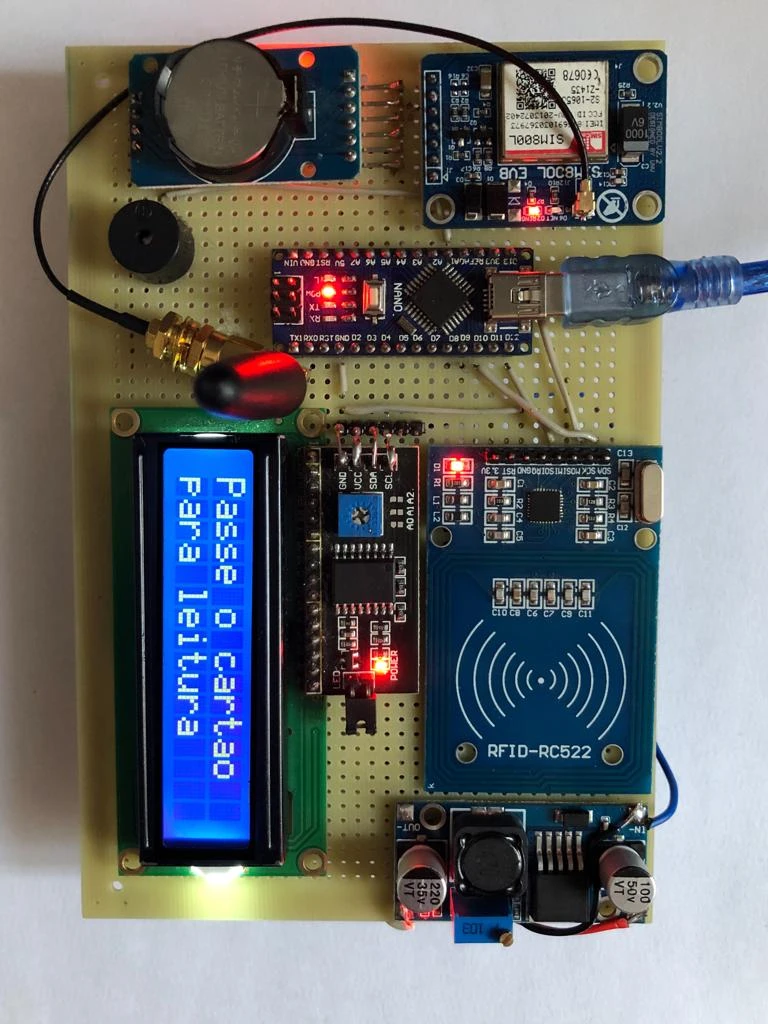Projeto escolar com Arduino, RFID e display desenvolvido com suporte remoto
