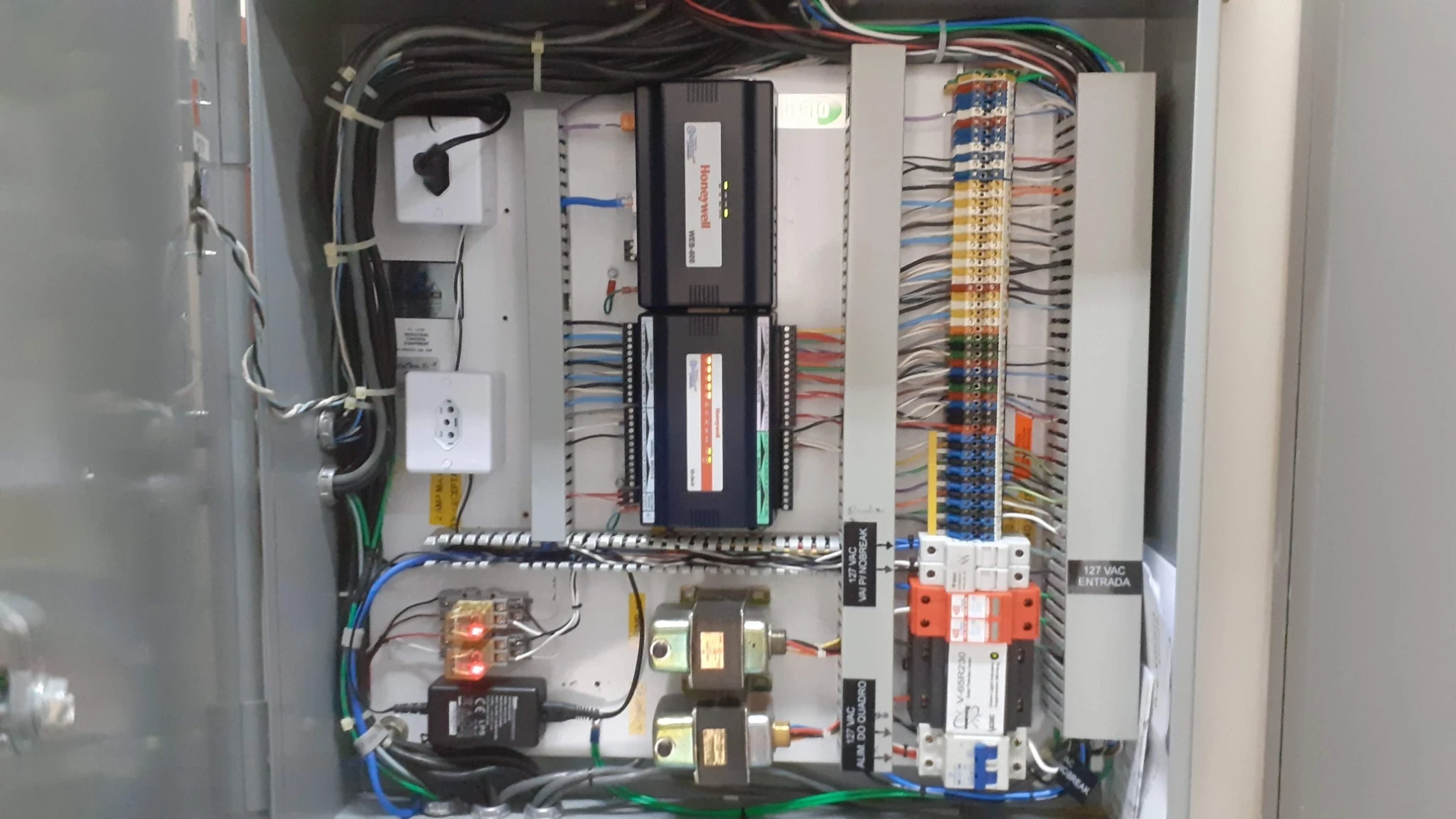 Controlador Honeywell aplicado à automação HVAC com placas eletrônicas