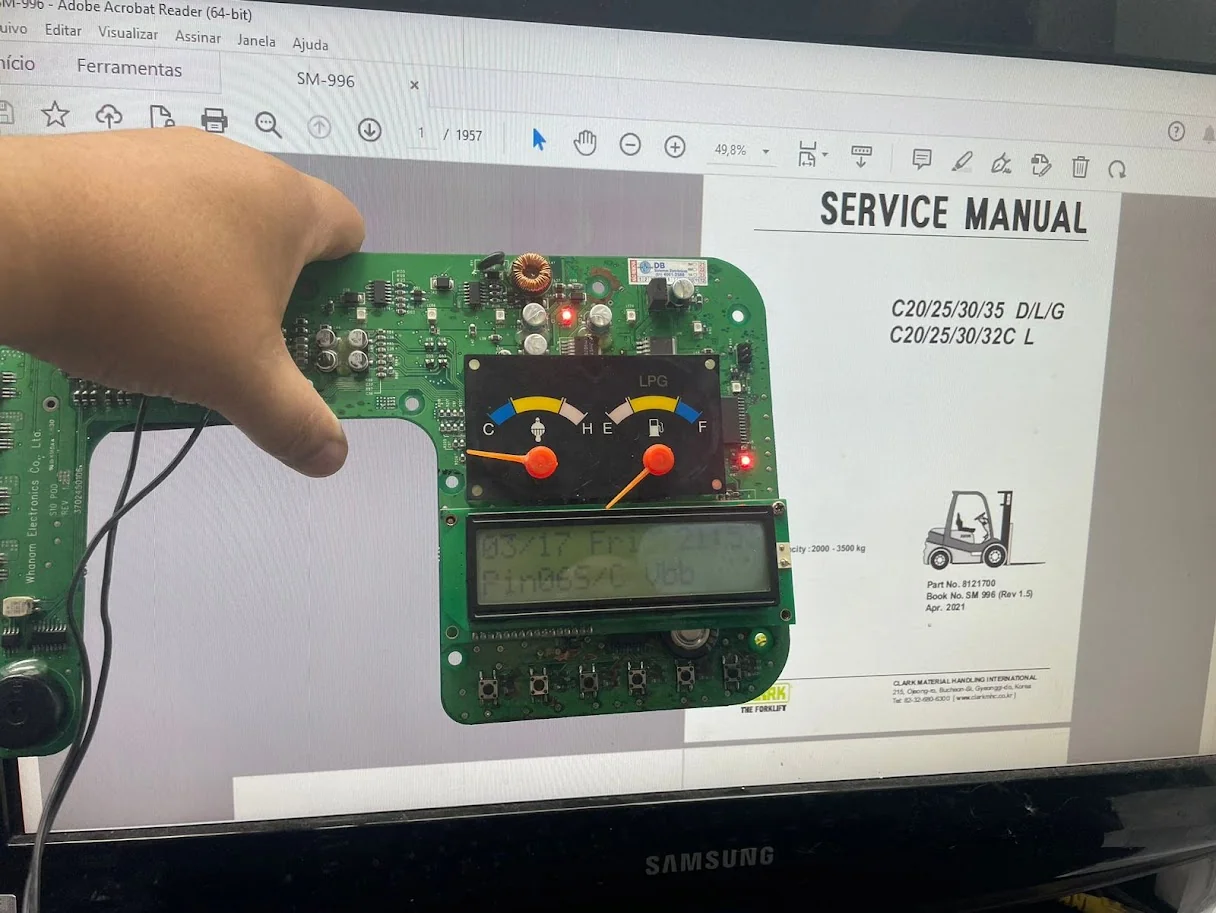 Manutenção de painel eletrônico de empilhadeira Clark em nível de componente