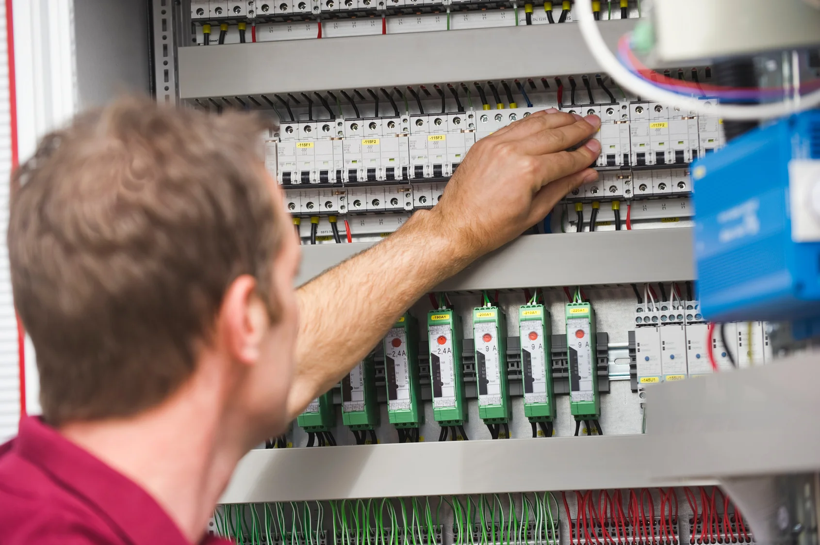 Projetos de engenharia elétrica e adequação de painéis eletrônicos industriais