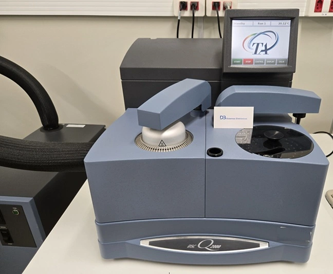 Equipamento TA Instruments DSC Q2000 em manutenção eletrônica especializada