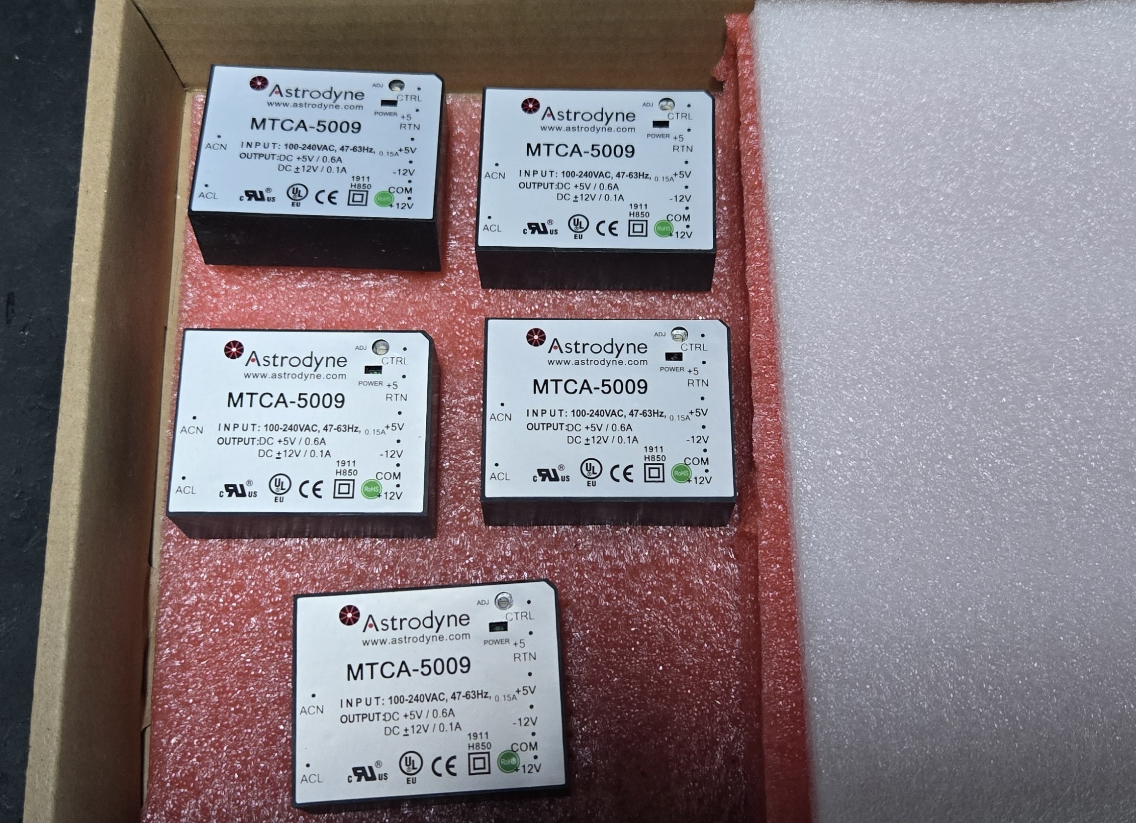 Imagem de placa eletrônica sendo reparada